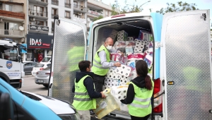 Depremzedelere gelen yardımlar dağıtılıyor