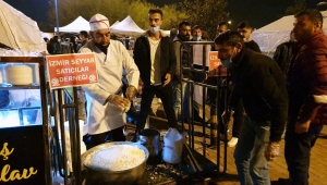 Seyyar satıcılardan depremzedelere tavuklu pilav ve ayran