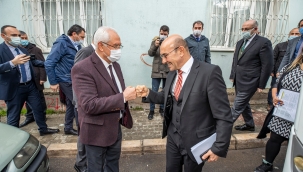 Başkan Soyer yurttaşların sorunları için Karabağlar'daydı Sokak sokak inceleme