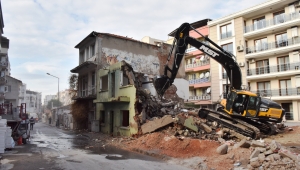 Bornova'da metruk binalar yıkılıyor 