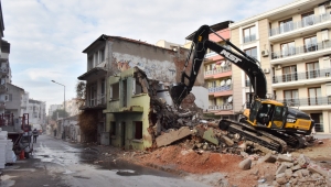 Bornova'da metruk binalar yıkılıyor 