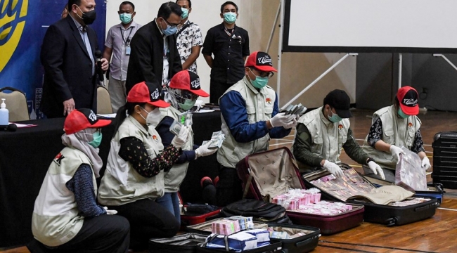 Endonezya yönetimi yolsuzluk skandalı ile sarsıldı