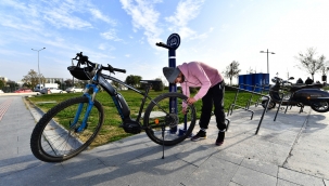 İzmir'de bisikletler için ücretsiz tamir istasyonları kuruldu