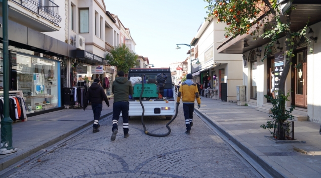 Çeşme'de larva ilaçlama çalışmaları aralıksız sürüyor