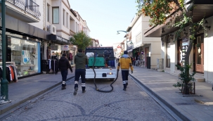 Çeşme'de larva ilaçlama çalışmaları aralıksız sürüyor