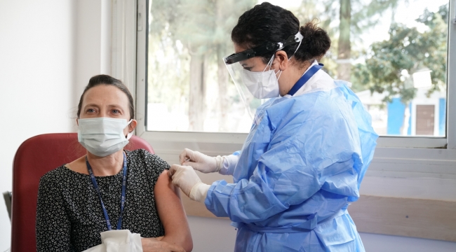 Ege'de sağlık çalışanları koronavirüse karşı aşı olmaya başladı