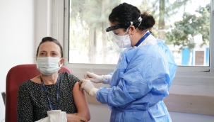 Ege'de sağlık çalışanları koronavirüse karşı aşı olmaya başladı