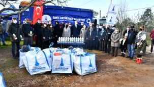 İzmir Büyükşehir'den Zirai ambalaj atıklarını toplayan üreticiye gübre desteği