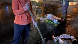 Kiraz Belediye Başkanı Saliha Özçınar farkındalık oluşturmak için eline süpürge alarak işçilerle birlikte temizlik yaptı