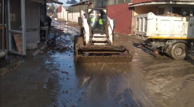 Konak'ta sağanak yağış mesaisi 