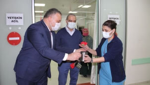 Buca Belediyesi'nden sağlık emekçilerine kırmızı karanfil 