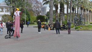 Büyükşehir hem İzmir'i sanatla buluşturdu hem sanatçılara destek oldu