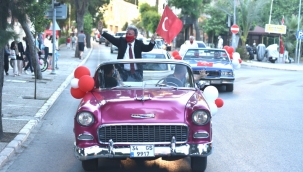 Bornova'da Klasik otomobillerle 19 Mayıs turu 