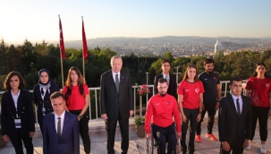 Cumhurbaşkanı Erdoğan, tüm yurtta saat 19.19'da okunan İstiklal Marşı'na eşlik etti