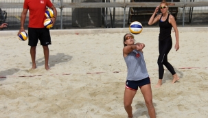 İzmir'de plaj voleybolu zamanı