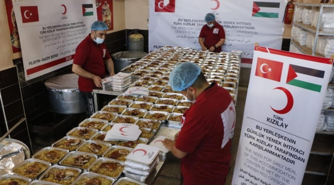 Kızılay Gazze'de okullara sığınanlara sıcak yemek dağıtımına başladı