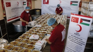 Kızılay Gazze'de okullara sığınanlara sıcak yemek dağıtımına başladı