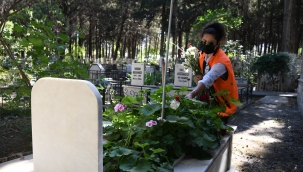 Kuşadası Belediyesi Mezarlıkları çiçeklerle Donattı