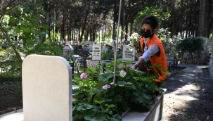 Kuşadası Belediyesi Mezarlıkları çiçeklerle Donattı