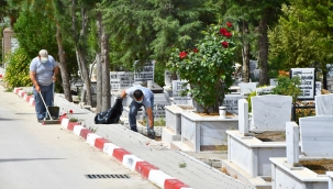 Mezarlıklar bayram sonrasına hazırlanıyor