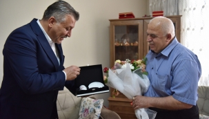 Bornova'da Şehit Babası ve Kıbrıs Gazisi'ne Babalar Günü ziyareti