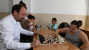 Çiğli Belediyesi'nden Çocuklara "Satranç Takımı" Hediyesi