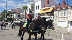 Foça'da Atlı Polisler
