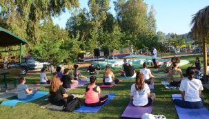 Kuşadası Belediyesi'nden Dünya Yoga Günü Etkinliği