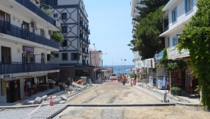 Kuşadası'nın Denize Çıkan Sokakları Yenileniyor