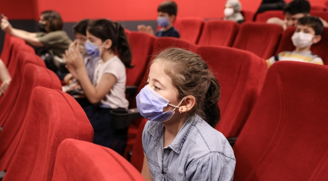 Tarık Akan'da mülteci çocuklara sinema şöleni 