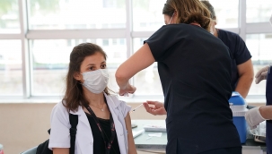 Ege'de sağlık çalışanlarına 3. doz aşı yapılmaya başlandı