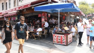 Kuşadası'nın Yenilenen Çarşıları Turist Akınına Uğruyor