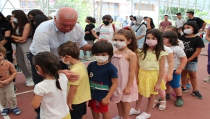 Başkan Karakayalı'dan Sporculara 700 Çift Ayakkabı