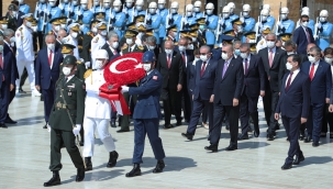 Cumhurbaşkanı Erdoğan ve başkanlığındaki heyet Anıtkabir'i ziyaret etti