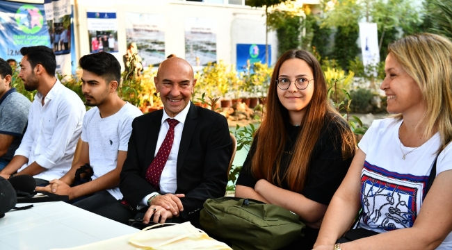 İzmir gençlere kucak açıyor