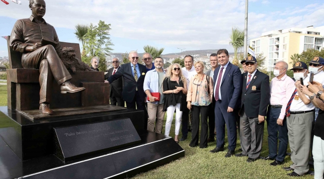 Karşıyaka'da 'Bekir Coşkun' heykeli açıldı