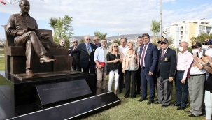 Karşıyaka'da 'Bekir Coşkun' heykeli açıldı