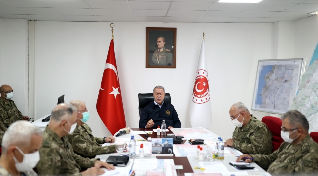 Millî Savunma Bakanı Hulusi Akar, Suriye Sınırının Sıfır Noktasında Komutanlarla Toplantı Yaptı