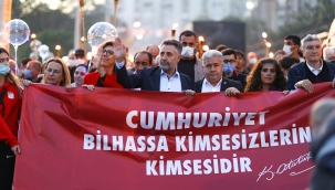 Cumhuriyet Meşalesi Binlerin Coşkusuyla Bayraklı'yı Aydınlattı