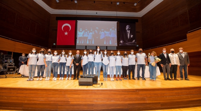 İzmir Büyükşehir Belediyesi Meclisi'nde gurur tablosu