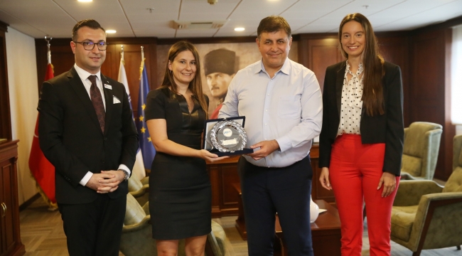 Tugay'dan "İş'te Dijital Kadınlar"a destek