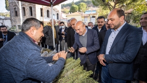 Başkan Soyer Bergama turunda üreticilerle buluştu: "Kooperatif kurun, ürünlerinizi alalım"