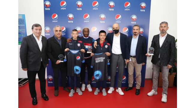Futbolun efsaneleri Pepsi 'Yıldız Futbolcu Seminerleri"nde genç futbolseverlerle İzmir'de buluştu