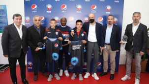 Futbolun efsaneleri Pepsi 'Yıldız Futbolcu Seminerleri"nde genç futbolseverlerle İzmir'de buluştu