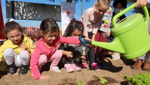 Menemen Belediyesi Ulukent Anaokulu öğrencileri fide dikti