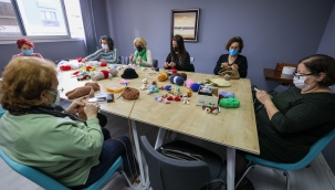 Buca'da açılan amigurumi kursları kadınları hayata bağlıyor
