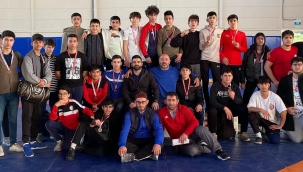 Bayraklılı güreşçiler 35 madalya ile İzmir şampiyonu oldu