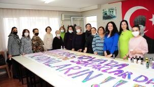 Balçovalı Kadınlar Pankartlarını Hazırlıyor 