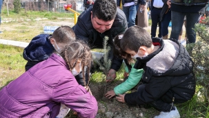 Başkan Kılıç miniklerle fidan dikti