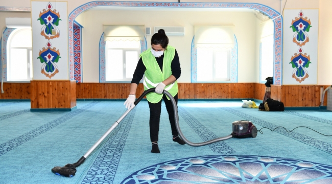 Çiğli'de Camilere Ramazan Temizliği